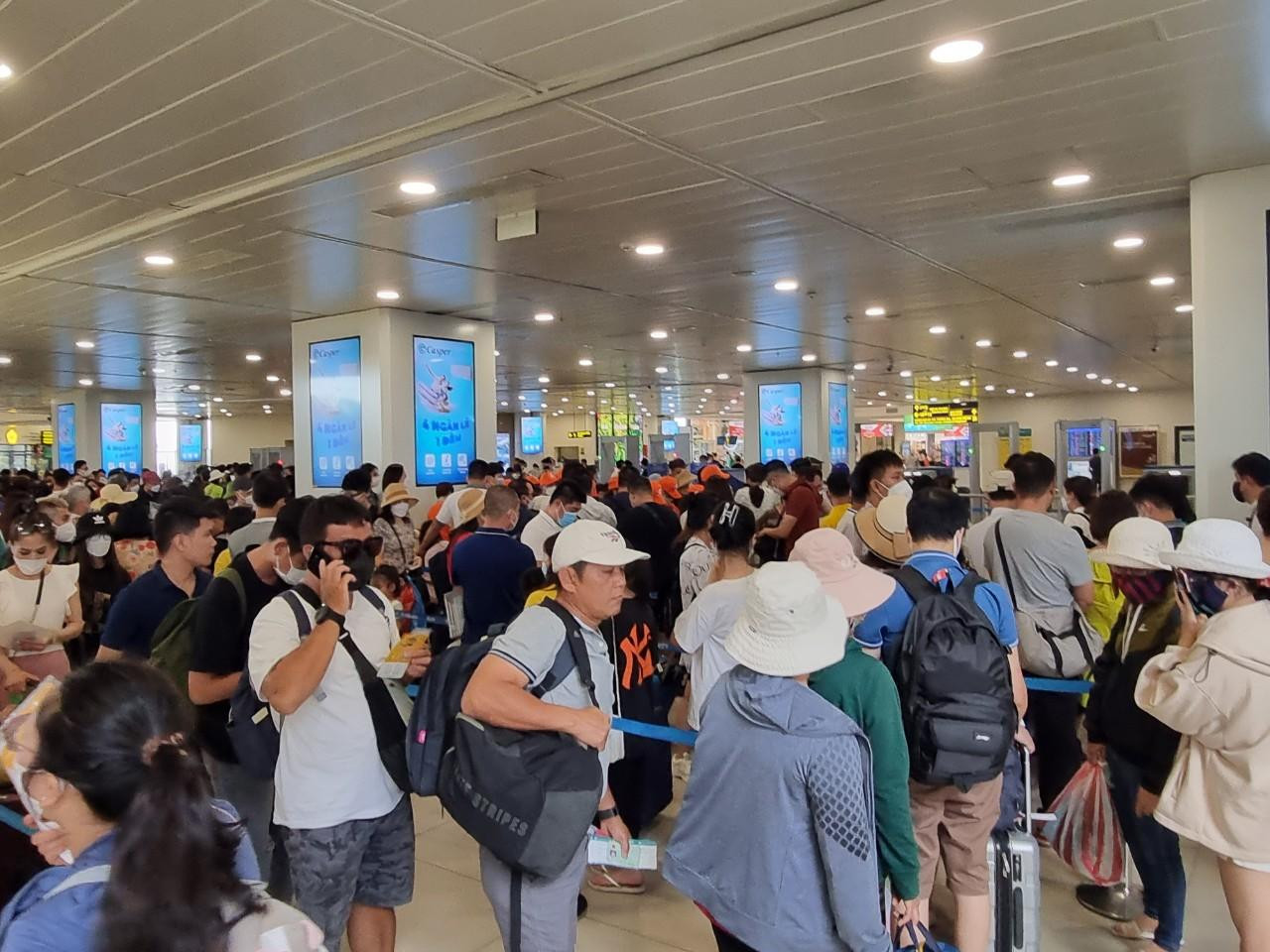 Chị Nguyễn Hoa (Thanh Xuân, Hà Nội) cho biết, sáng chủ nhật, chị phải mất 1,5 tiếng để xếp hàng qua quầy an ninh. Chị Nguyễn Hoa (Thanh Xuân, Hà Nội) cho biết, sáng chủ nhật, chị phải mất 1,5 tiếng để xếp hàng qua quầy an ninh.