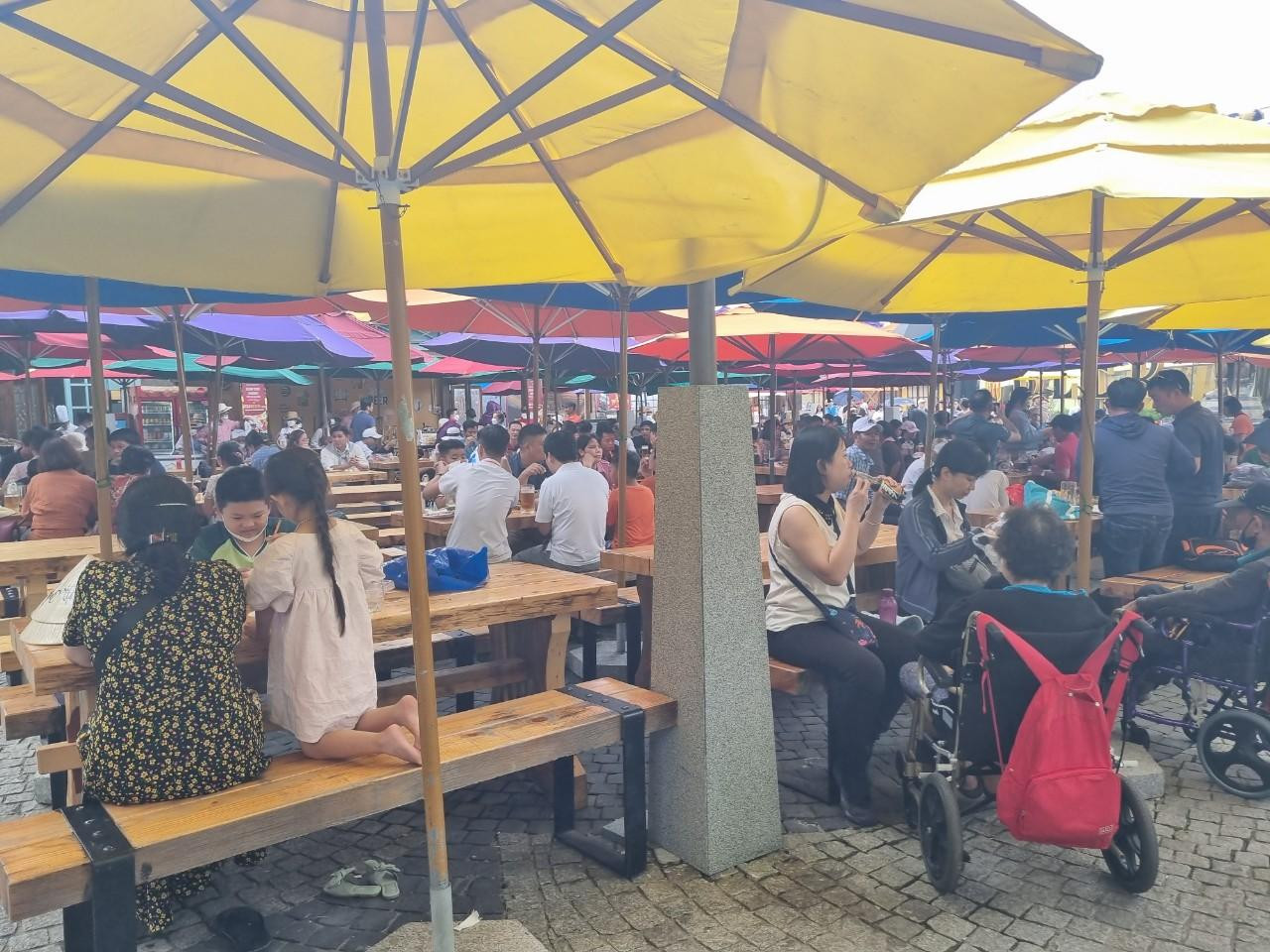 Khu ăn uống trên Bà Nà cũng không còn chỗ trống. Khu ăn uống trên Bà Nà cũng không còn chỗ trống.