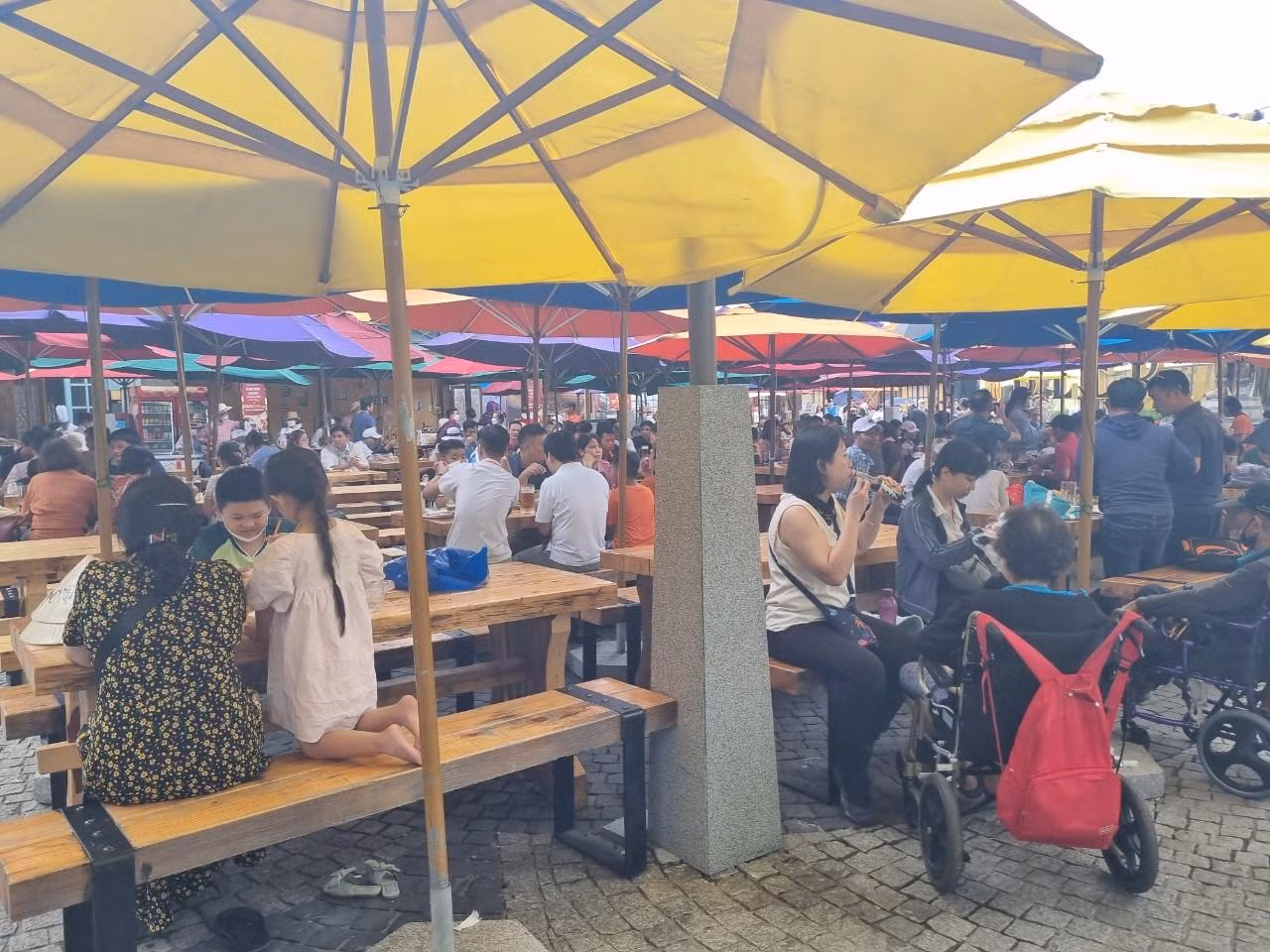 Khu ăn uống trên Bà Nà cũng không còn chỗ trống.