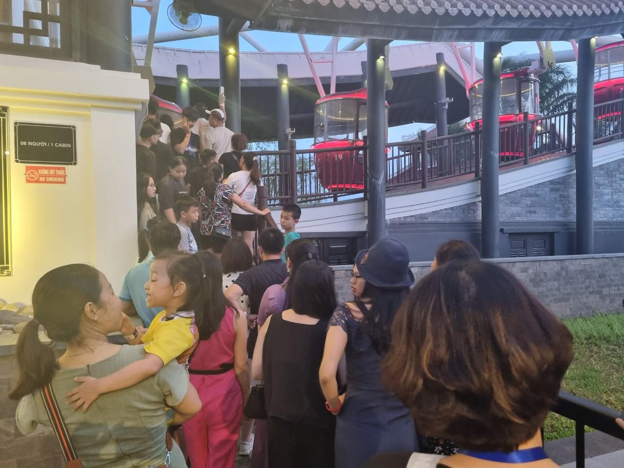 Khu vui chơi công viên Asian khách xếp hàng chờ đến lượt. Khu vui chơi công viên Asian khách xếp hàng chờ đến lượt.