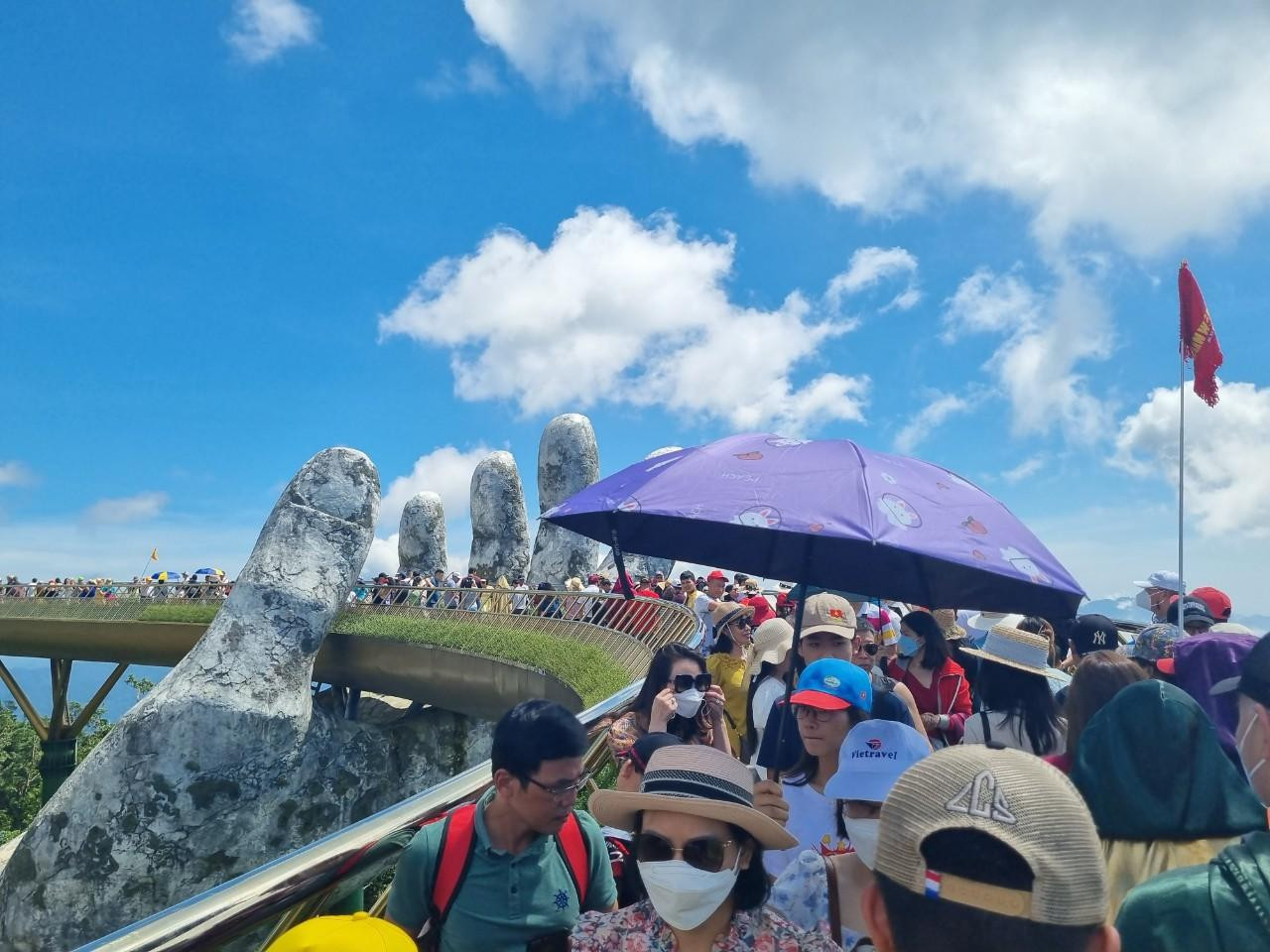 Cầu vàng nổi tiếng không còn chỗ trống sáng ngày 26/6. Cầu vàng nổi tiếng không còn chỗ trống sáng ngày 26/6.