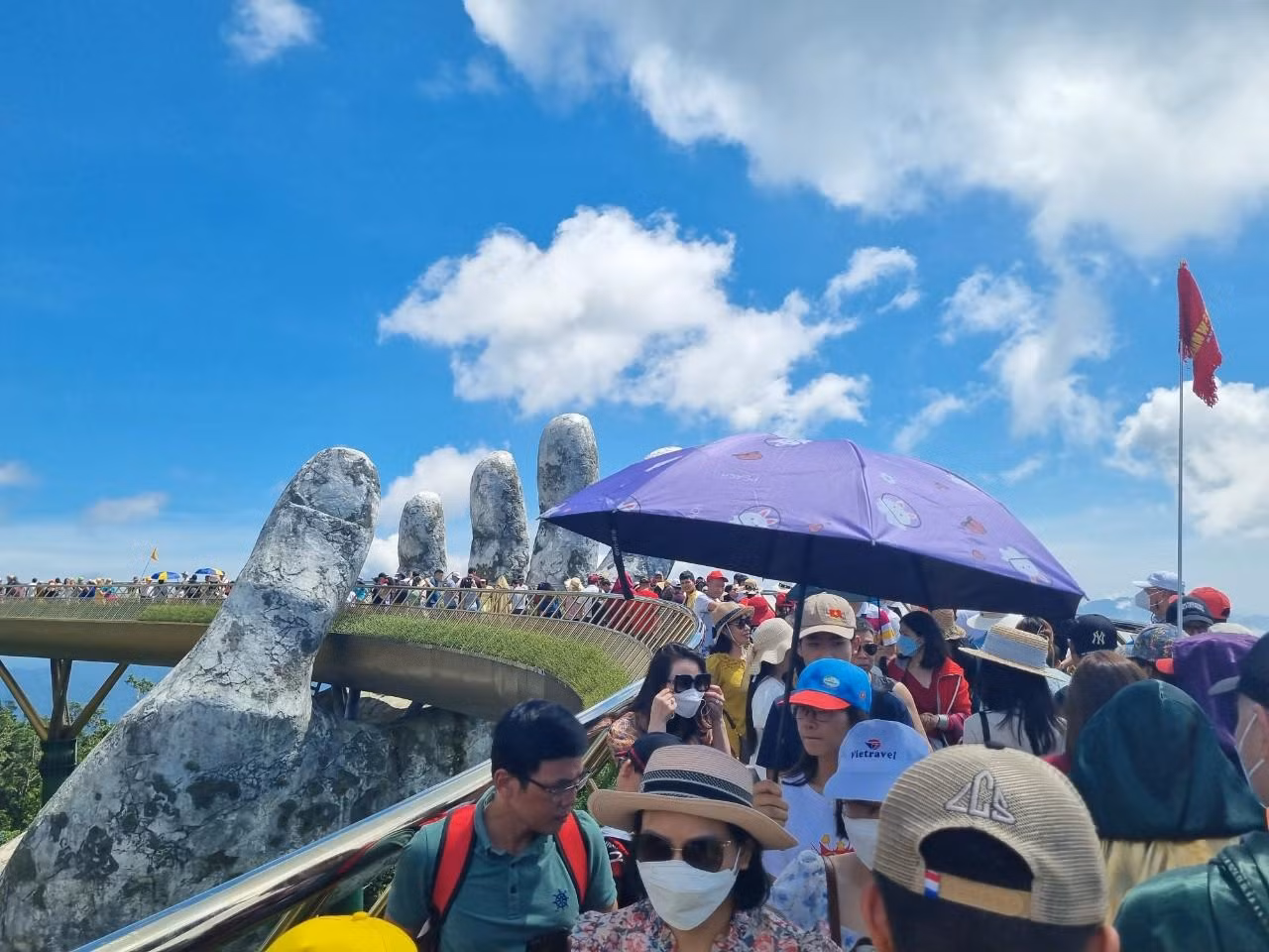 Cầu vàng nổi tiếng không còn chỗ trống sáng ngày 26/6.