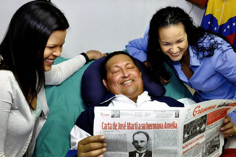 Tổng thống Hugo Chavez chụp ảnh cùng hai người con gái tại bệnh viện Cuba hôm 14 tháng 2 vừa qua