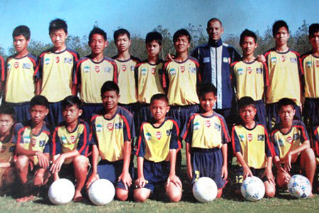 Công Phượng thời gian đầu khi vào Học viện HAGL Arsenal JMG (Công Phượng đứng thứ 4 từ trái sang)