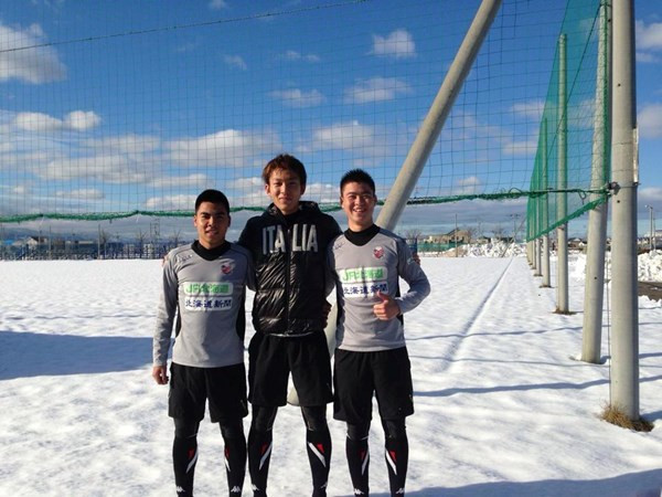 Đức Huy (trái) và Duy Mạnh (phải) cùng cầu thủ Yuto Nagasaka. Đức Huy (trái) và Duy Mạnh (phải) cùng cầu thủ Yuto Nagasaka