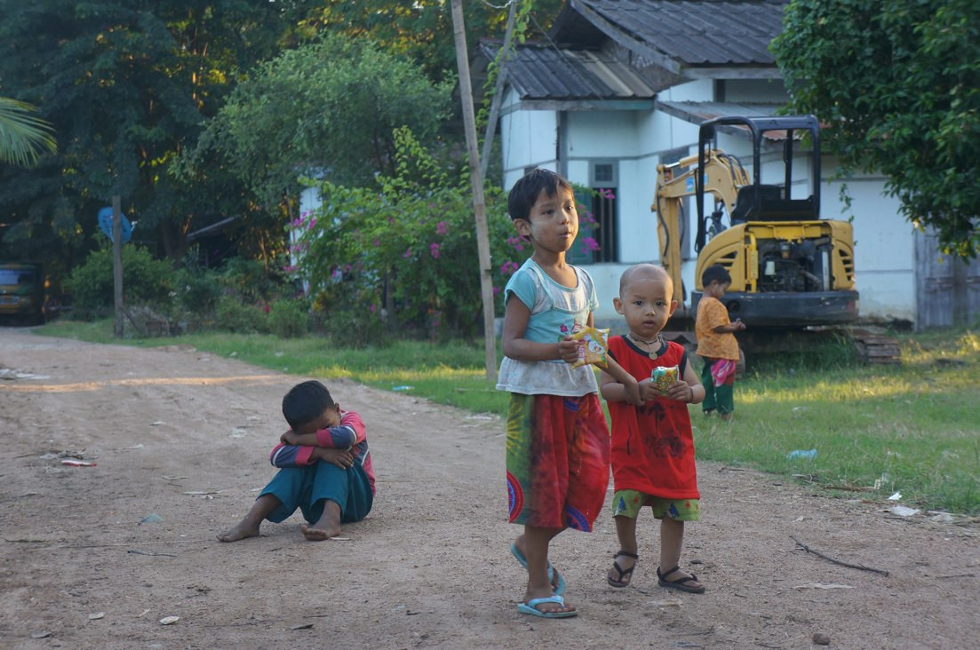 Cậu bé này nín khóc 