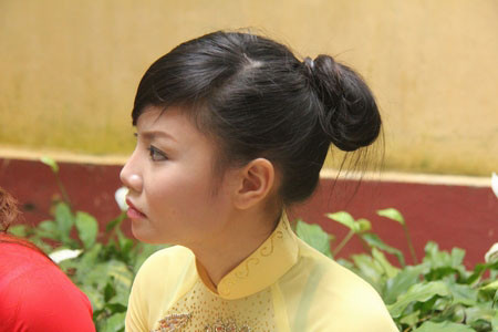 Hà Thị Út duyên dáng trong tà áo dài tham gia tiết mục văn nghệ