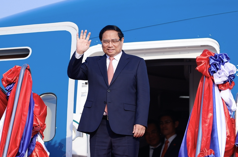 Thủ tướng Phạm Minh Chính tới sân bay quốc tế Wattay, Thủ đô Vientiane, bắt đầu thăm Lào và đồng chủ trì kỳ họp lần thứ 47 Ủy ban liên Chính phủ Việt Nam - Lào, từ ngày 9 đến ngày 10/1 - Ảnh: VGP/Nhật Bắc