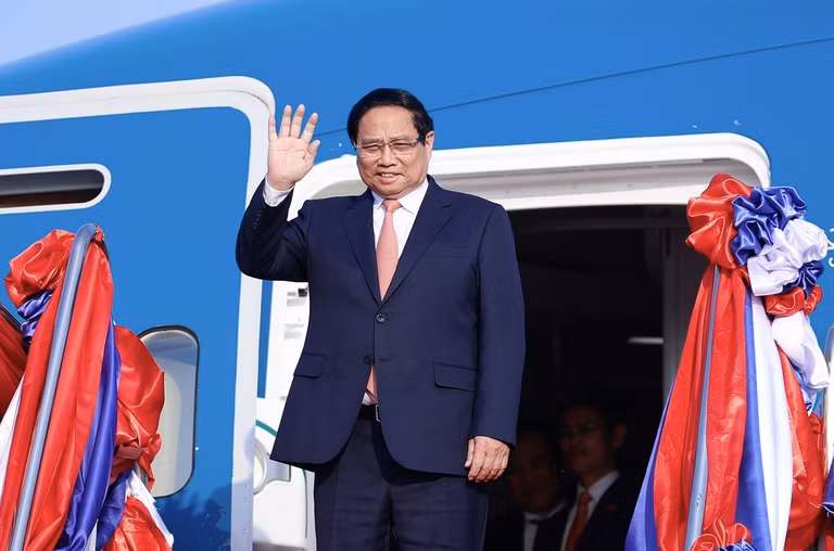 Thủ tướng Phạm Minh Chính tới sân bay quốc tế Wattay, Thủ đô Vientiane, bắt đầu thăm Lào và đồng chủ trì kỳ họp lần thứ 47 Ủy ban liên Chính phủ Việt Nam - Lào, từ ngày 9 đến ngày 10/1 - Ảnh: VGP/Nhật Bắc