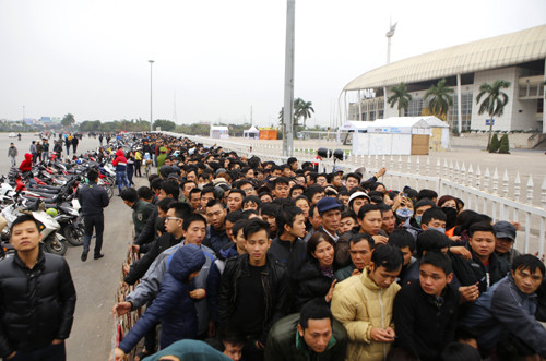 Xếp hàng từ 1h30 sáng chờ mua vé trận Việt Nam - Malaysia ảnh 3