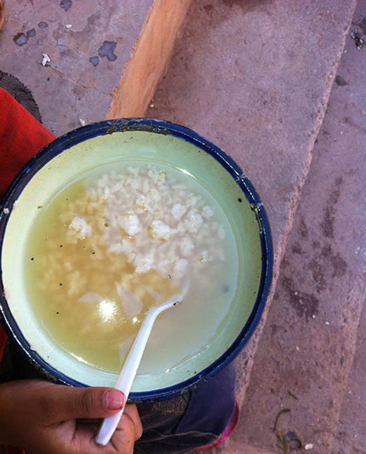 Bát cơm chan nước sông đục ngầu của học sinh tiểu học. Bát cơm chan nước sông đục ngầu của các em học sinh tiểu học