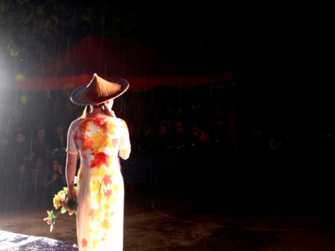 Các tiết mục được biểu diễn dù cơn mưa nặng hạt