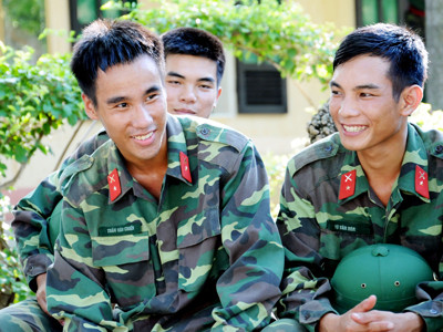 Trần Văn Chiến (trái) cùng đồng đội trong giờ giải lao. Ảnh: Cẩm Kỳ