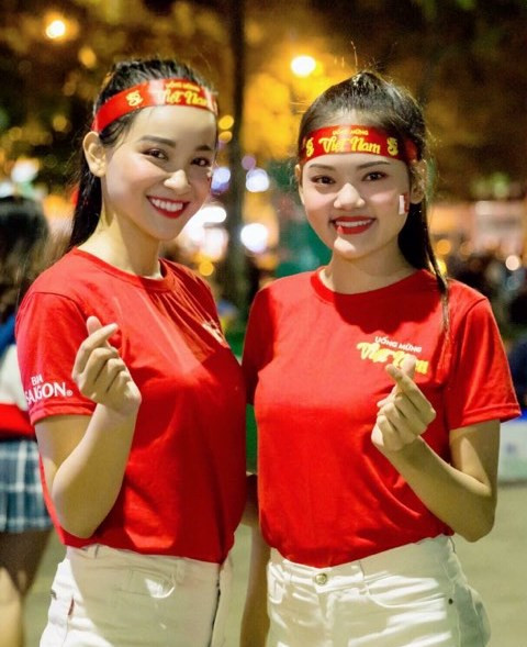 Dàn người mẫu Tây Đô xuống đường cổ vũ cho tuyển Việt Nam ảnh 4