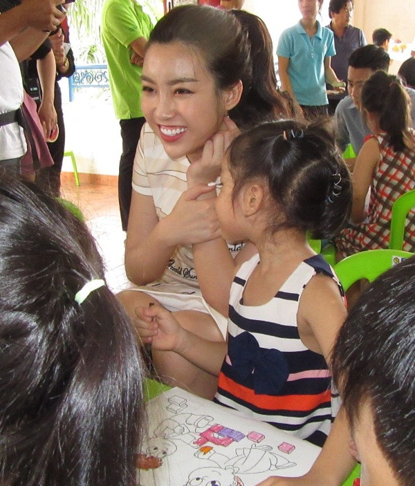 Bữa trưa vui vẻ của Hoa hậu Mỹ Linh ở Nhà may mắn ảnh 3