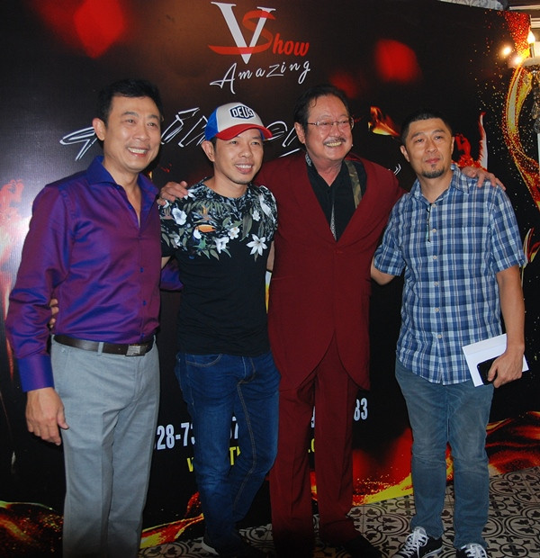 Chánh Tín, Thái Hòa, Charlie Nguyễn tới chúc mừng Vân Sơn mở show mới ảnh 3