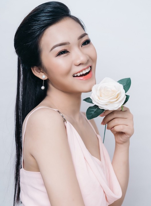 Cô gái triệu view vừa rửa chén vừa hát lại gây bão mạng ảnh 3