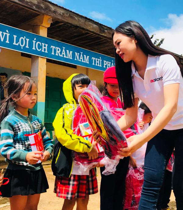 Cô gái vừa rửa chén vừa hát gây bão mạng ảnh 1