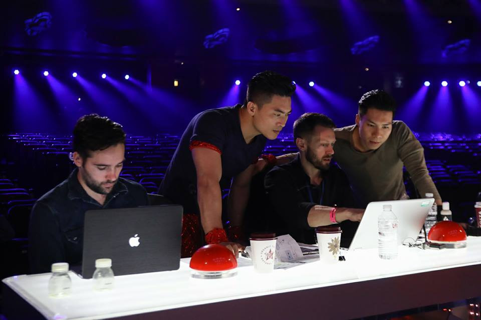 Anh em Cơ - Nghiệp nghẹn ngào ôm vợ con khóc ở sân bay ảnh 3