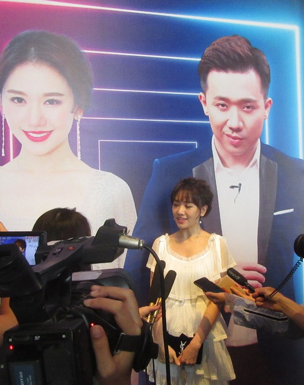 Hari Won lần đầu thừa nhận 'làm việc với Trấn Thành rất áp lực' ảnh 2