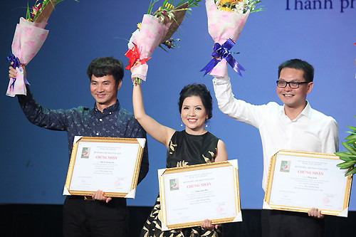 Giữa tâm bão kiện tụng, Ngọc Trinh đoạt huy chương Vàng Liên hoan kịch ảnh 2