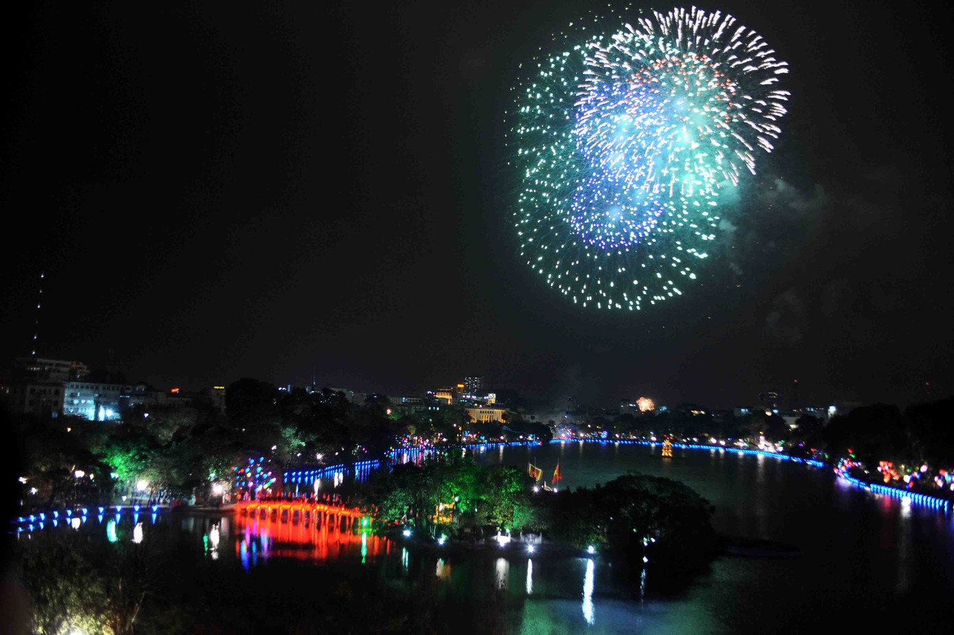 Lung linh pháo hoa chào năm mới 2012 ảnh 3