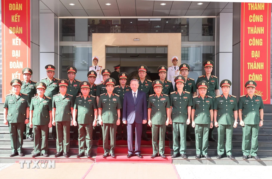 Tổng Bí thư, Chủ tịch nước Tô Lâm, các đồng chí lãnh đạo Bộ Quốc phòng và cán bộ, chỉ huy Tổng cục II chụp ảnh lưu niệm. (Ảnh: Trí Dũng/TTXVN