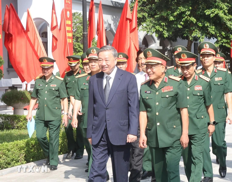 Tổng Bí thư, Chủ tịch nước Tô Lâm đến thăm Tổng cục II, Bộ Quốc phòng. (Ảnh: Trí Dũng/TTXVN)