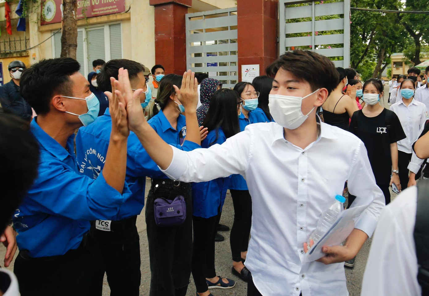 Thí sinh thi xong môn Toán THPT: Đề không bất ngờ, cập nhật giải đề tại đây ảnh 25
