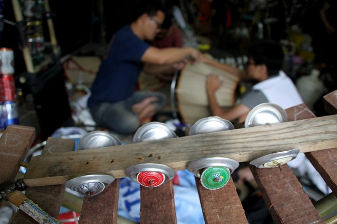 Chiếc lục lạc (Instrument) làm từ vỏ lon, nắp chai.. 