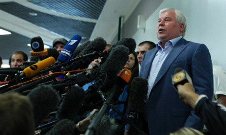 Luật sư Anatoly Kucherena trong vòng vây báo chí, trả lời các câu hỏi nhân sự kiện nóng là Snowden được rời sân bay. Ảnh: Maxim Shemetov/Reuters