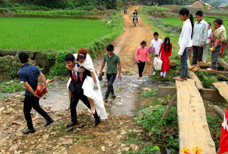 Quyết không để vợ yêu mỏi chân, bẩn váy, tân lang đã cõng tân nương suốt quãng đường 3km.