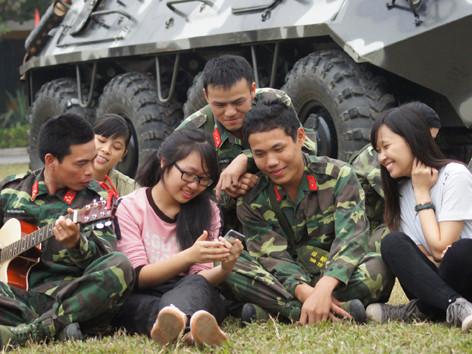 Chiến sĩ Tiểu đoàn bộ binh cơ giới 3 giao lưu với đoàn viên thanh niên đơn vị kết nghĩa