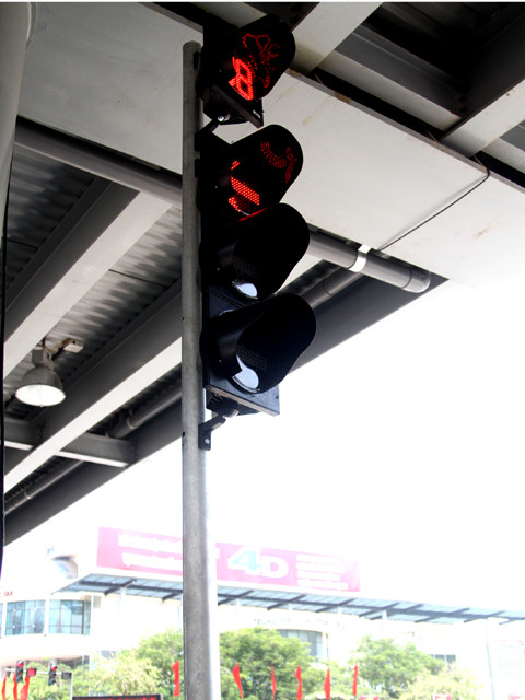 Đèn tín hiệu giao thông dưới chân cầu đã hoạt động. Cùng với các chiến sĩ cảnh sát giao thông để phân luồng giao thông