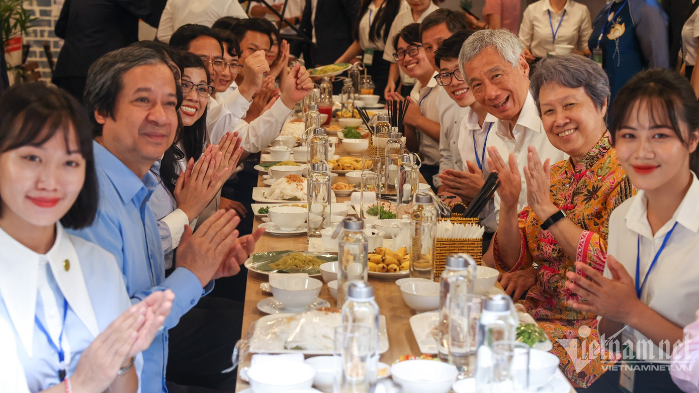 Nguyễn Việt Hưng vinh dự được ngồi ăn trưa cạnh Thủ tướng Phạm Minh Chính. Ảnh: Phạm Hải - Vietnamnet. Nguyễn Việt Hưng vinh dự được ngồi ăn trưa cạnh Thủ tướng Phạm Minh Chính. Ảnh: Phạm Hải - Vietnamnet.