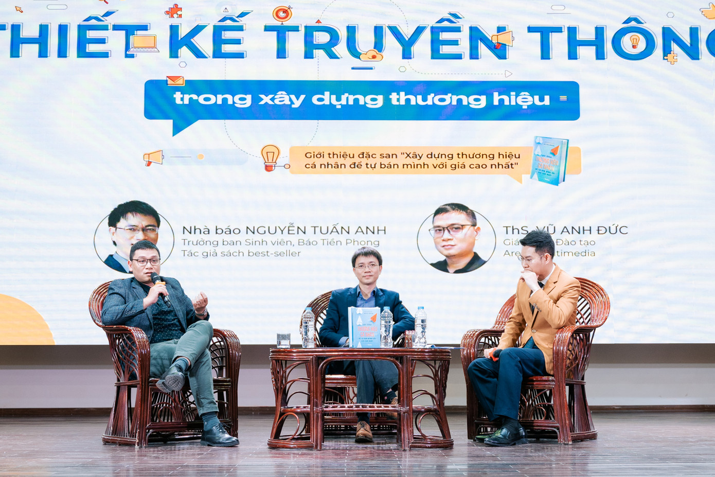 Thạc sĩ Vũ Anh Đức (ngoài cùng bên trái) và nhà báo Nguyễn Tuấn Anh giao lưu với các bạn sinh viên.