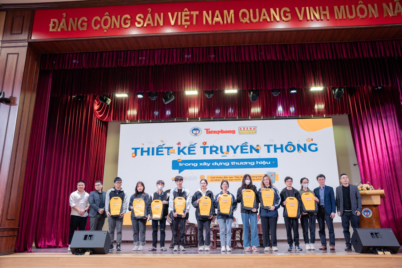 Các bạn sinh viên may mắn được nhận quà tặng từ Ban tổ chức.