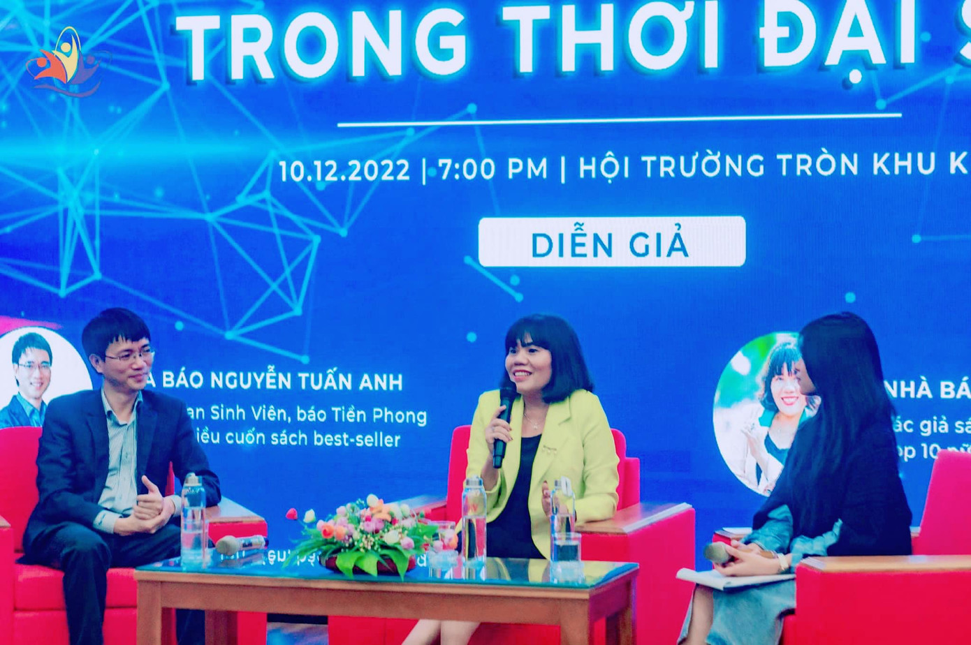 Tác giả Lê Hoa Chi chia sẻ với sinh viên Trường Đại học Công nghệ Thông tin và Truyền thộng Việt Hàn - Đại học Đà Nẵng. Tác giả Lê Hoa Chi chia sẻ với sinh viên Trường Đại học Công nghệ Thông tin và Truyền thộng Việt Hàn - Đại học Đà Nẵng.