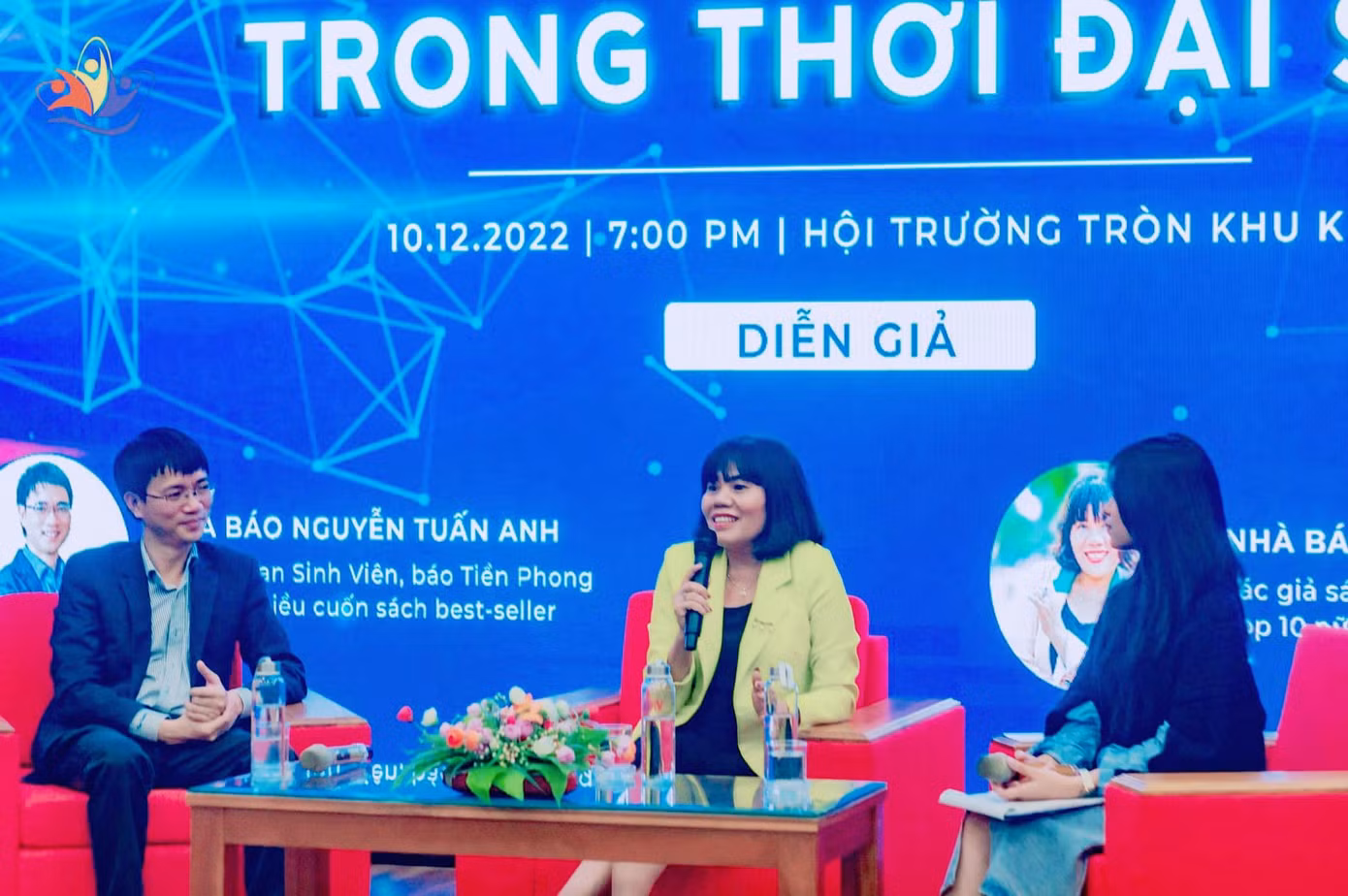 Tác giả Lê Hoa Chi chia sẻ với sinh viên Trường Đại học Công nghệ Thông tin và Truyền thộng Việt Hàn - Đại học Đà Nẵng.