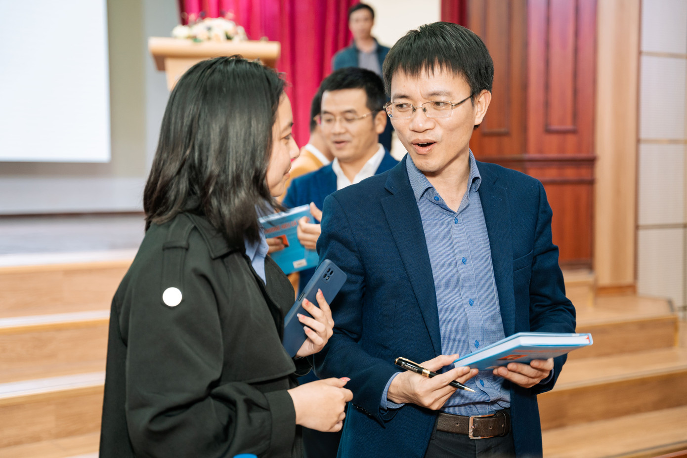 Sau khi chương trình kết thúc, nhà báo Nguyễn Tuấn Anh còn tiếp tục trả lời nhiều câu hỏi của các bạn sinh viên.