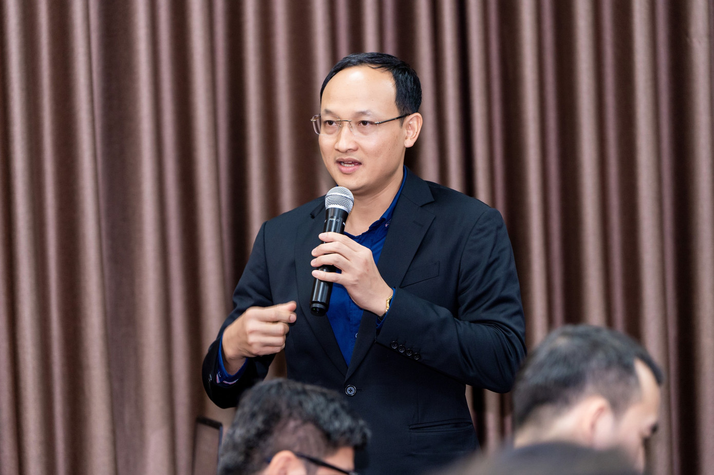 Cùng xuất hiện với chuyên gia thời tiết Nguyễn Ngọc Huy là bác sĩ Trần Quốc Khánh. Anh Khánh cho biết nội dung cuốn sách dễ đọc, ai cũng có thể tìm thấy mình trong cuốn sách này.