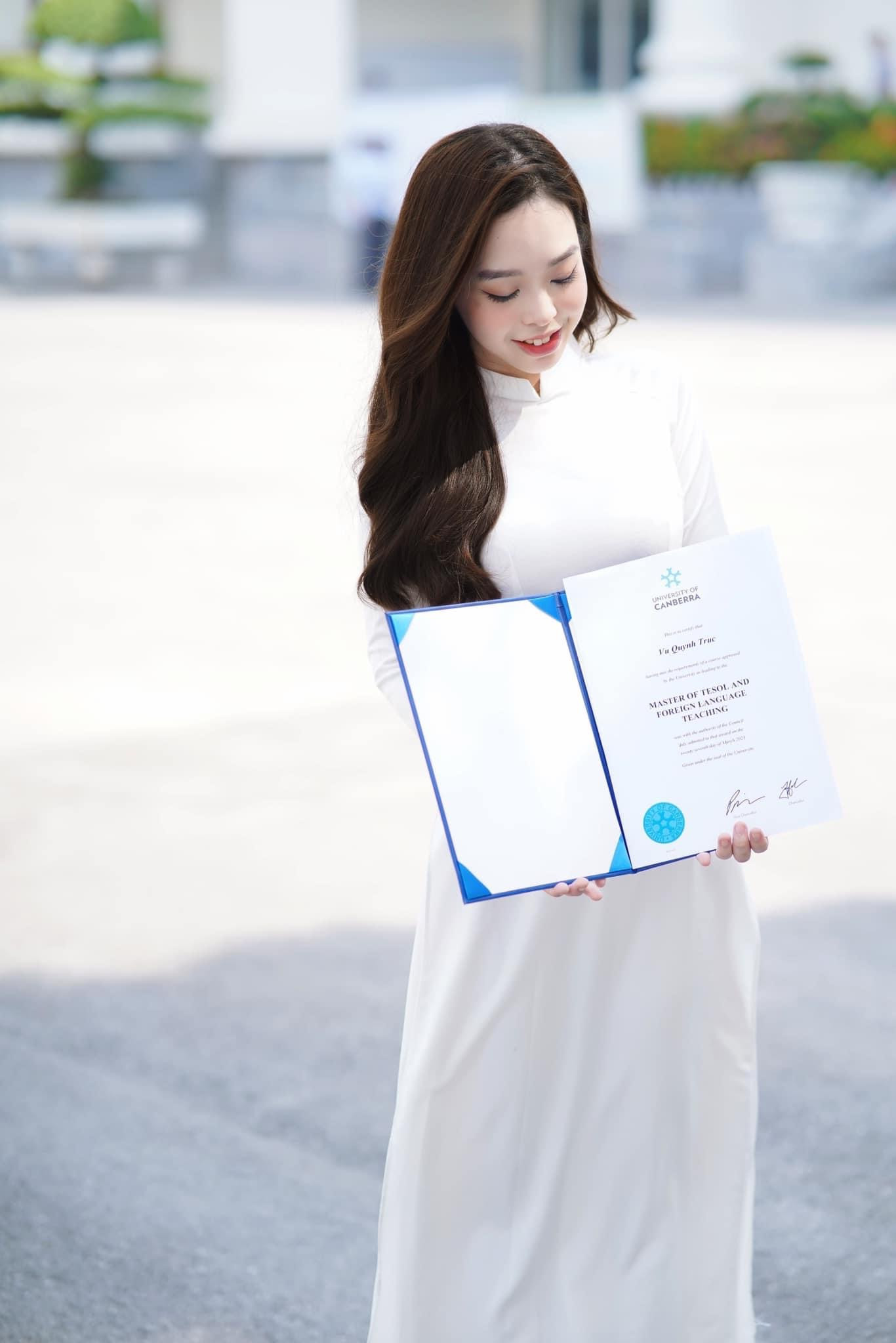 Chị Vũ Quỳnh Trúc quyết định theo học chương trình MTESOL chỉ sau vài tháng tốt nghiệp cử nhân Học viện Ngoại giao. Được biết, khoá tiếp theo của MTESOL sẽ được tuyển sinh trong tháng 12/2023 này và dự kiến khai giảng vào đầu năm 2024. Chị Vũ Quỳnh Trúc quyết định theo học chương trình MTESOL chỉ sau vài tháng tốt nghiệp cử nhân Học viện Ngoại giao. Được biết, khoá tiếp theo của MTESOL sẽ được tuyển sinh trong tháng 12/2023 này và dự kiến khai giảng vào đầu năm 2024.