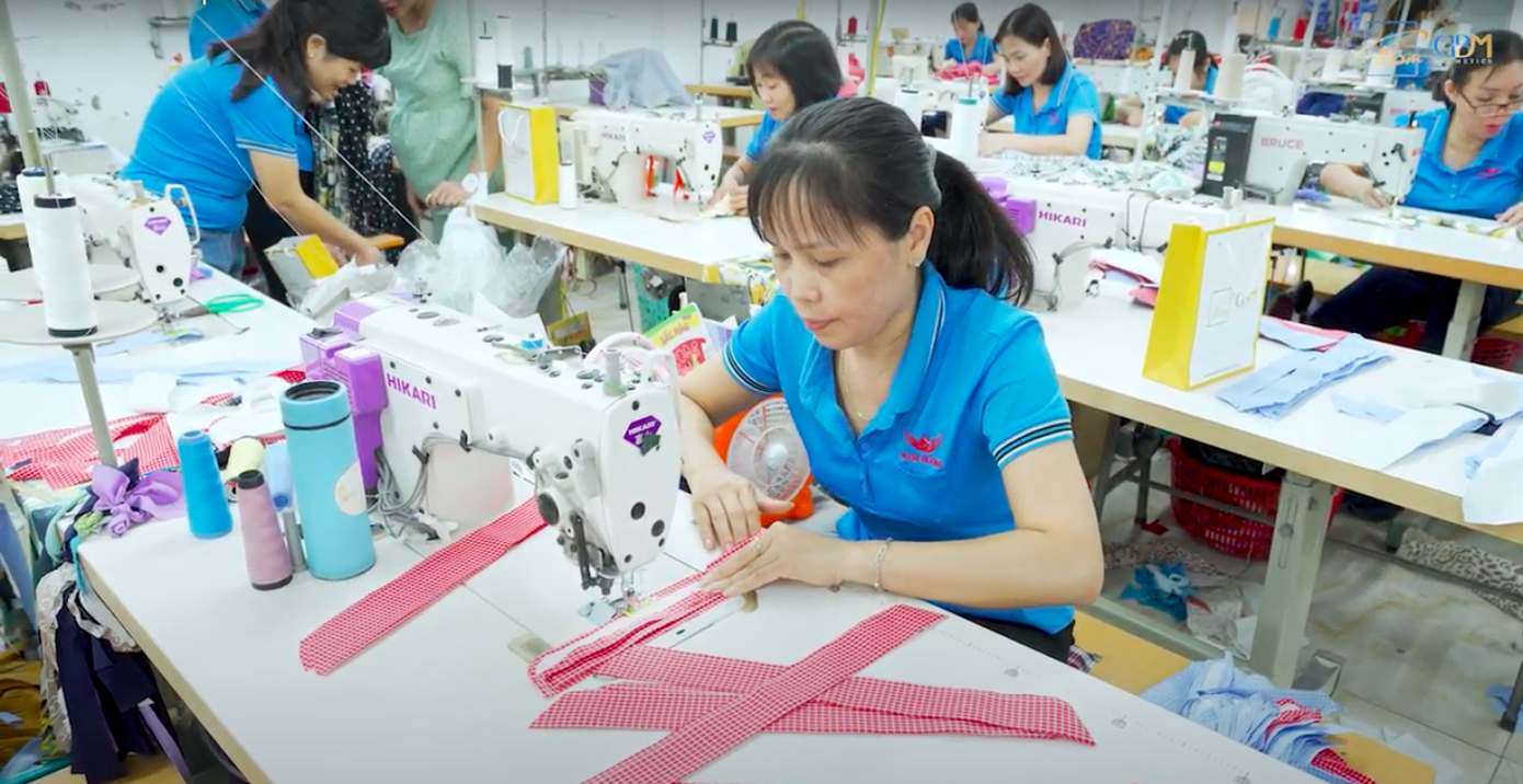 Các nữ công nhân xưởng may Nam Hương đang làm việc.