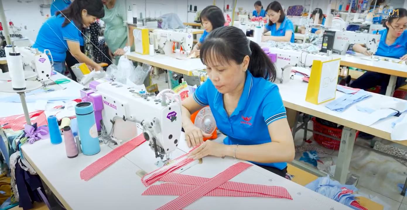 Các nữ công nhân xưởng may Nam Hương đang làm việc.