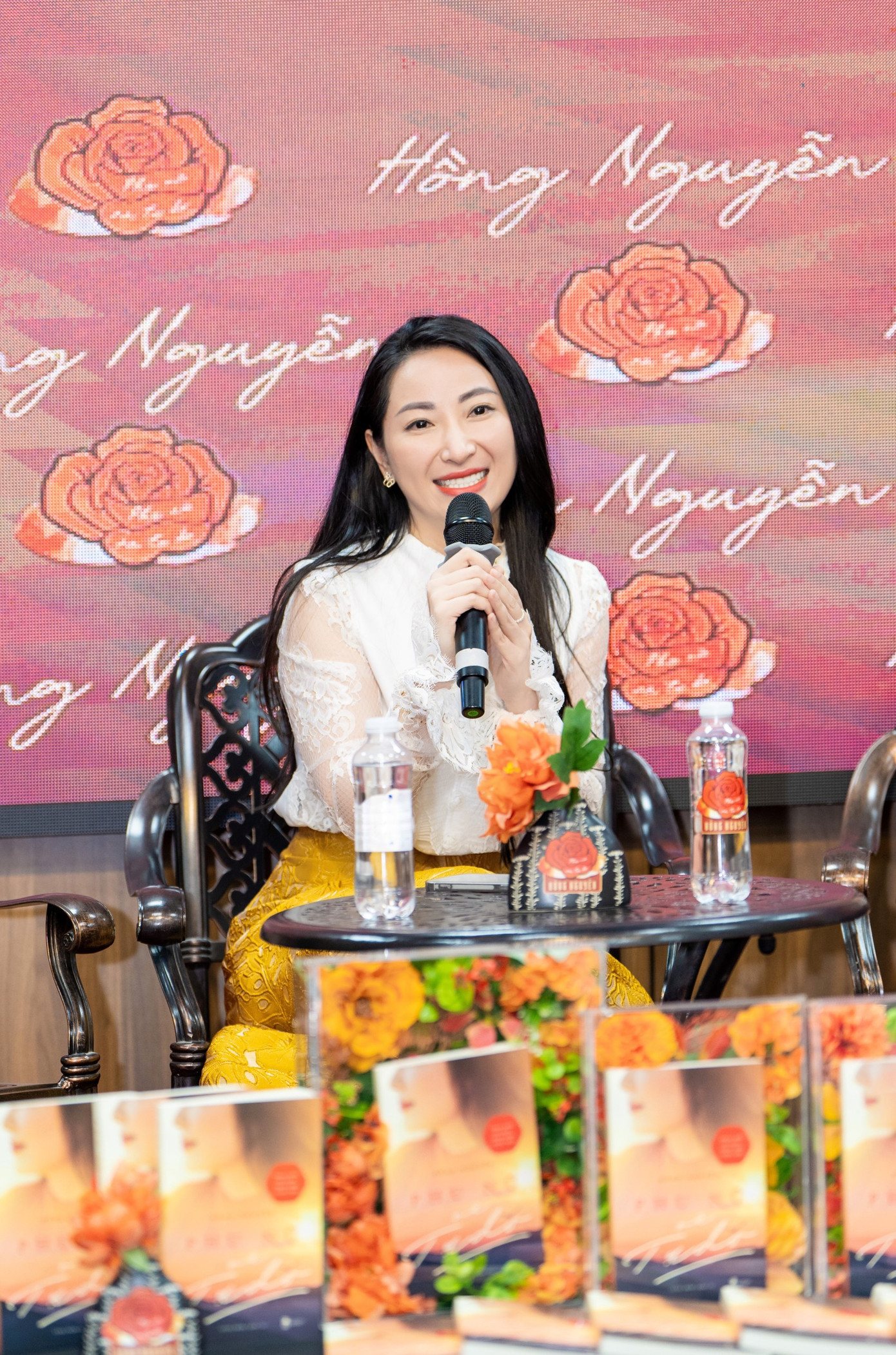 Tác giả Hồng Nguyễn cho biết 2.000 bản in lần 1 của tác phẩm này đã được bán hết sau 6 tháng phát hành. Bản in lần thứ 2 (tái bản lần 1) có bìa mới và được thêm khoảng 50 trang nội dung. Nhiều thông tin trong bản in lần đầu cũng được tác giả cập nhật.