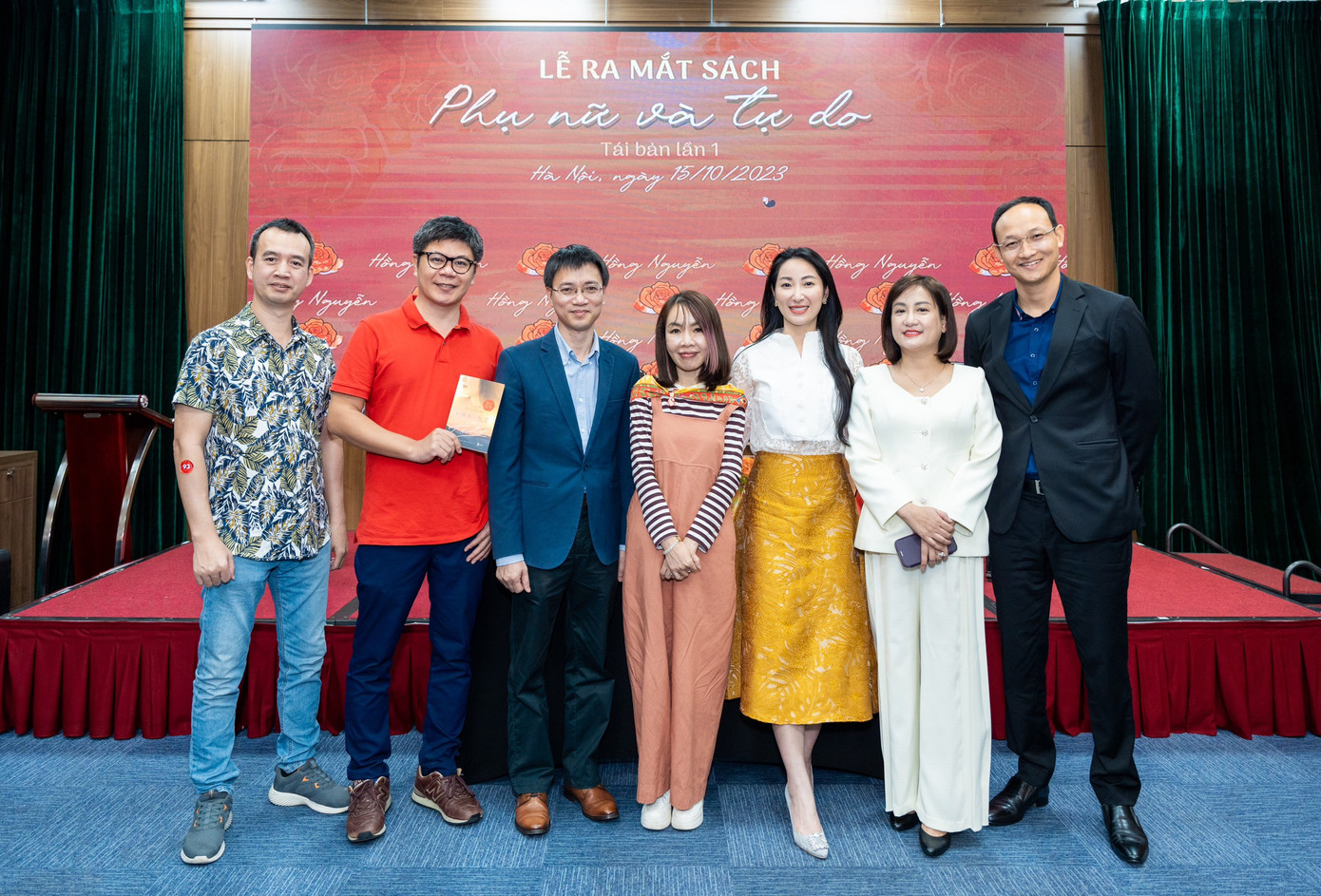 Tham dự chương trình còn có nhiều nhân vật nổi tiếng như MC Lê Anh, nhà báo Nguyễn Tuấn Anh (tác giả sách best-seller), chị Phan Hồ Điệp (mẹ Đỗ Nhật Nam)...