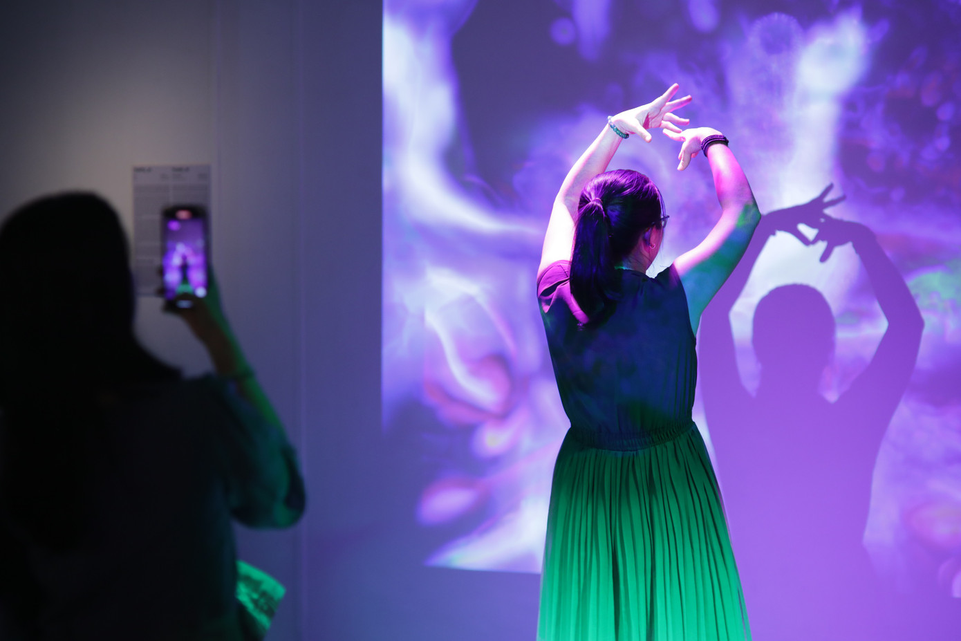 Khách tham dự trải nghiệm công nghệ sáng tạo tại lễ khai mạc VFCD.