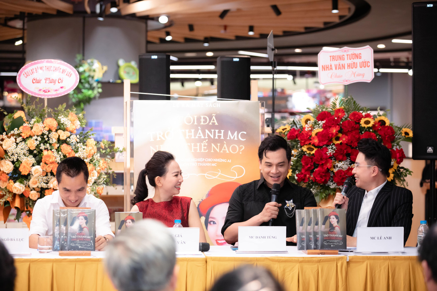 Từ phải qua trái: MC Lê Anh, MC Danh Tùng, MC Mỹ Vân, nhà báo Ngô Bá Lục tung hứng ăn ý trên sân khấu khiến khán giả thích thú.