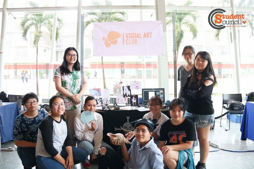 Hân (hàng đầu, thứ hai từ trái sang) và các thành viên trong CLB Nghệ thuật thị giác tại cơ sở Nam Sài Gòn, RMIT Việt Nam.