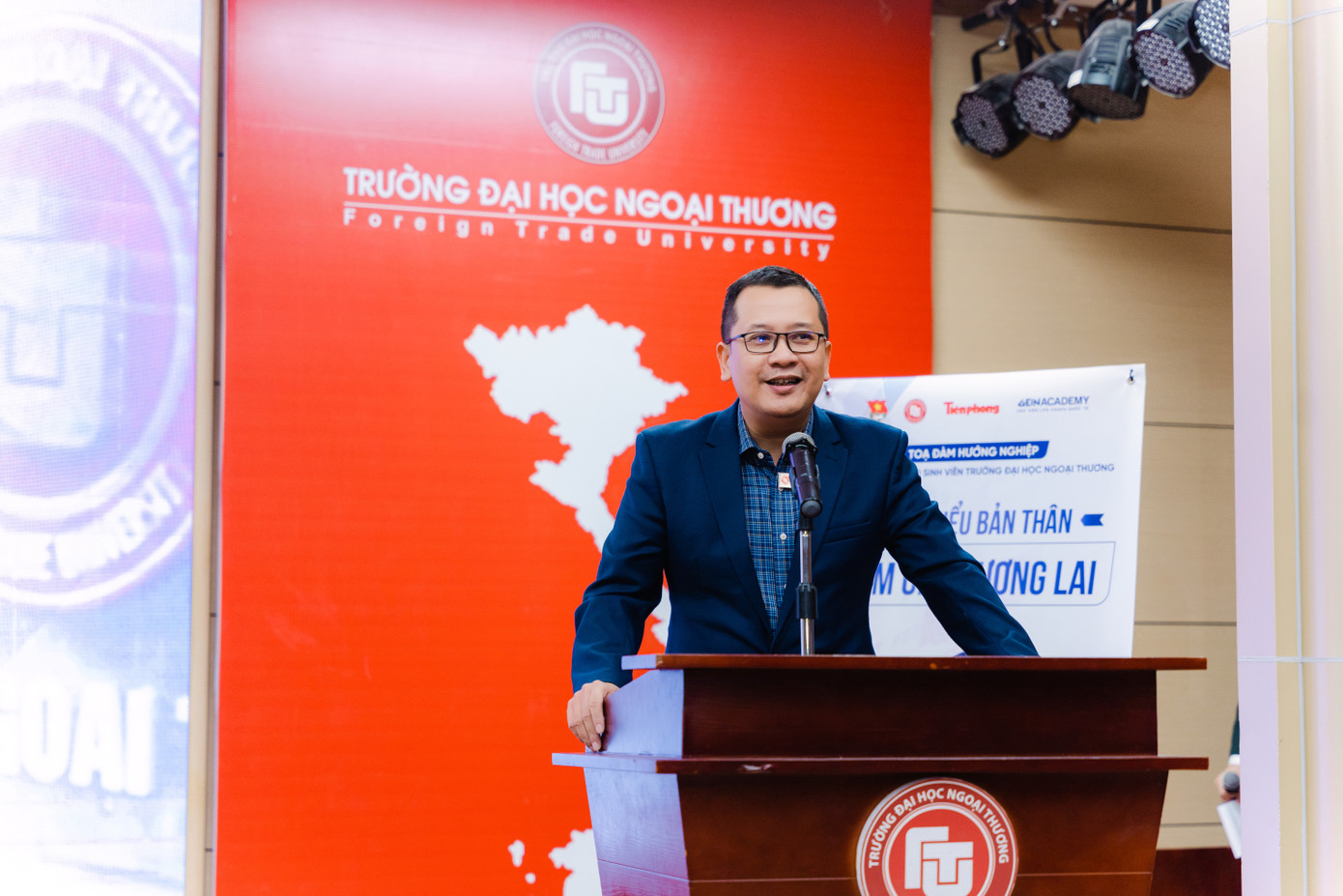 Th.S Nguyễn Huyền Minh - Trưởng Phòng Truyền thông và Quan hệ đối ngoại, Trường Đại học Ngoại thương phát biểu chào đón các đại biểu, diễn giả và các bạn sinh viên.